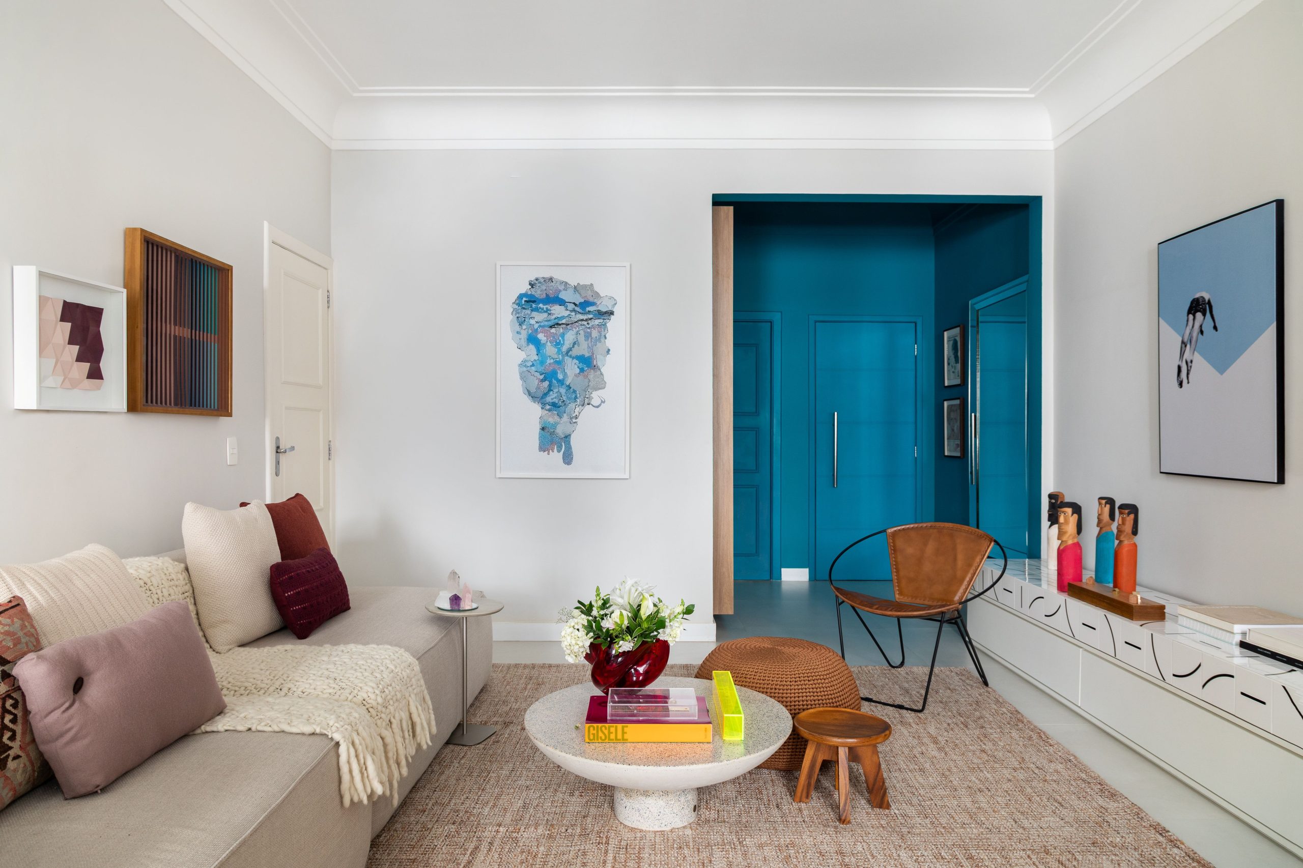 na foto sala com hall na cor azul