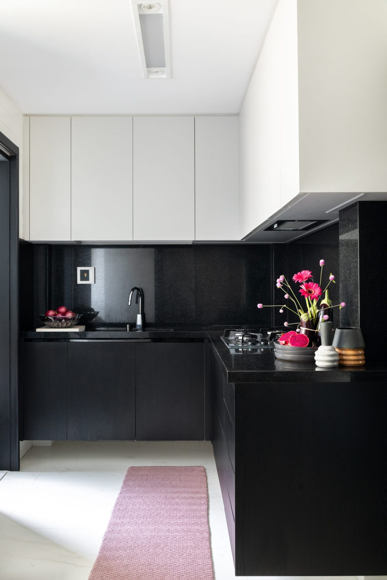 na foto cozinha nas cores branco e preto
