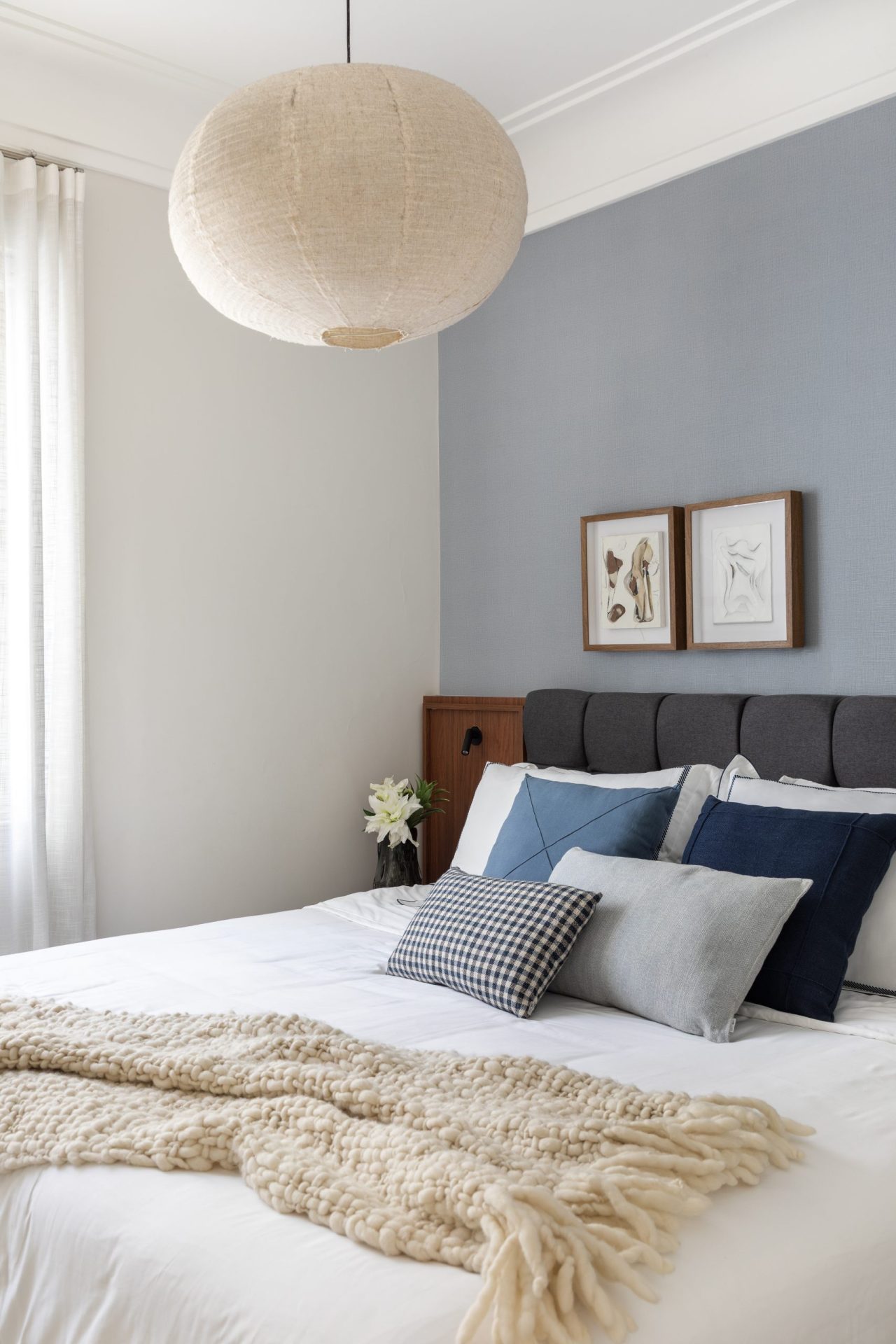 na foto quarto com cama de casal e parede azul