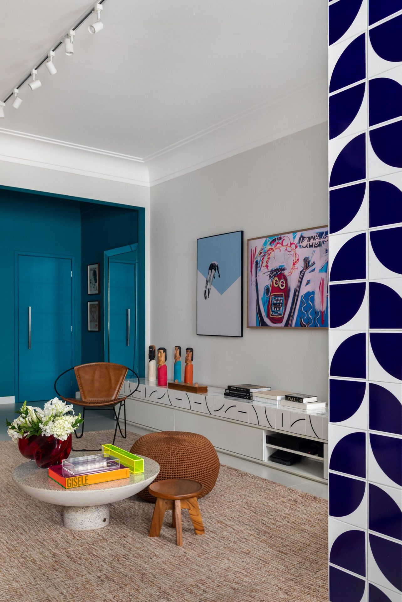 na foto sala de estar e hall de entrada de apartamento