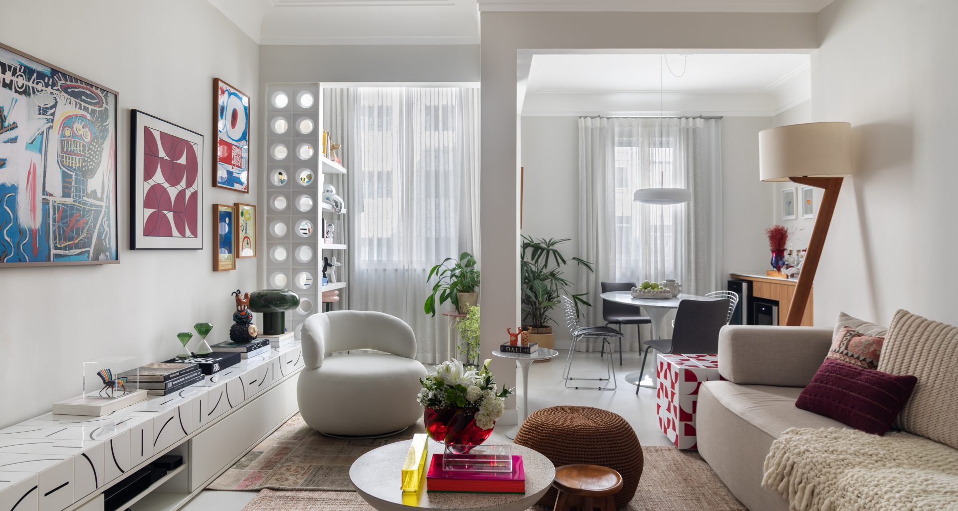 na foto sala de estar e jantar de apartamento em Copacabana