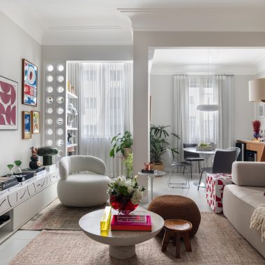 na foto sala de estar e jantar de apartamento em Copacabana