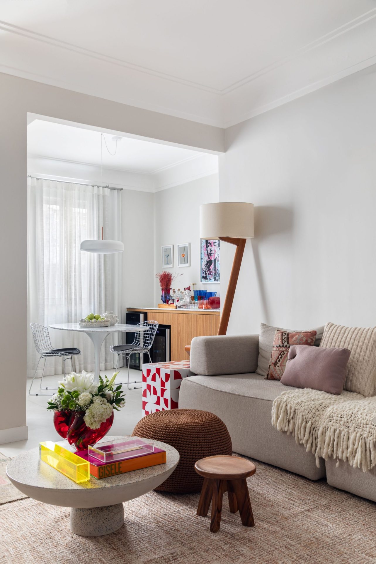 na foto sala de estar e sala de jantar de apartamento
