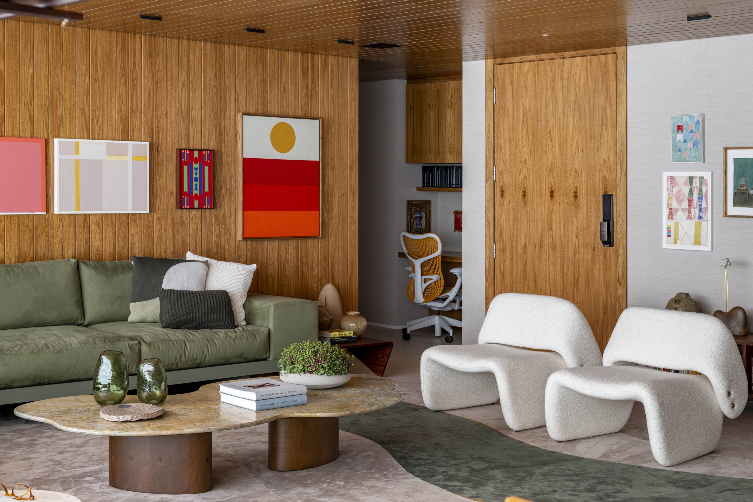 na foto sala e escritório de apartamento
