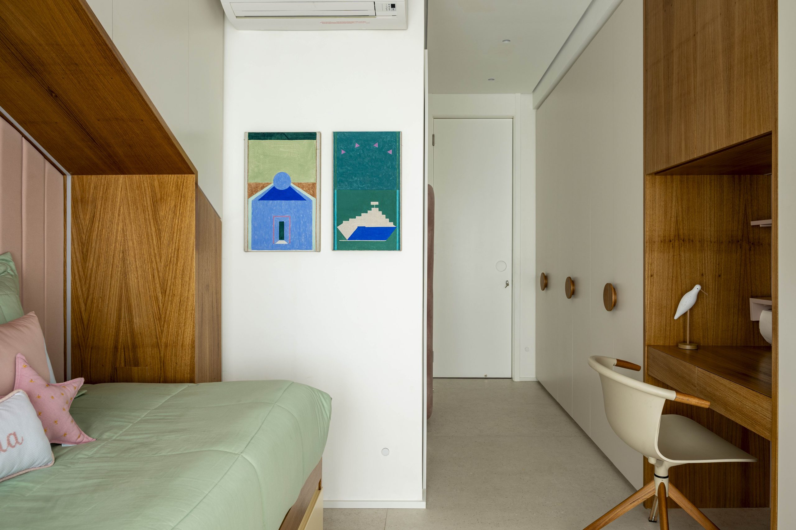 na foto quarto infantil com detalhes em madeira