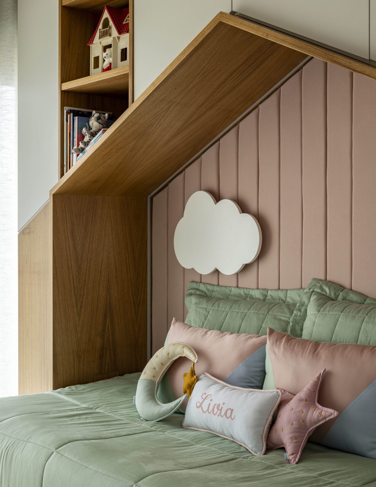 na foto quarto de criança com uma cama com formato de casa