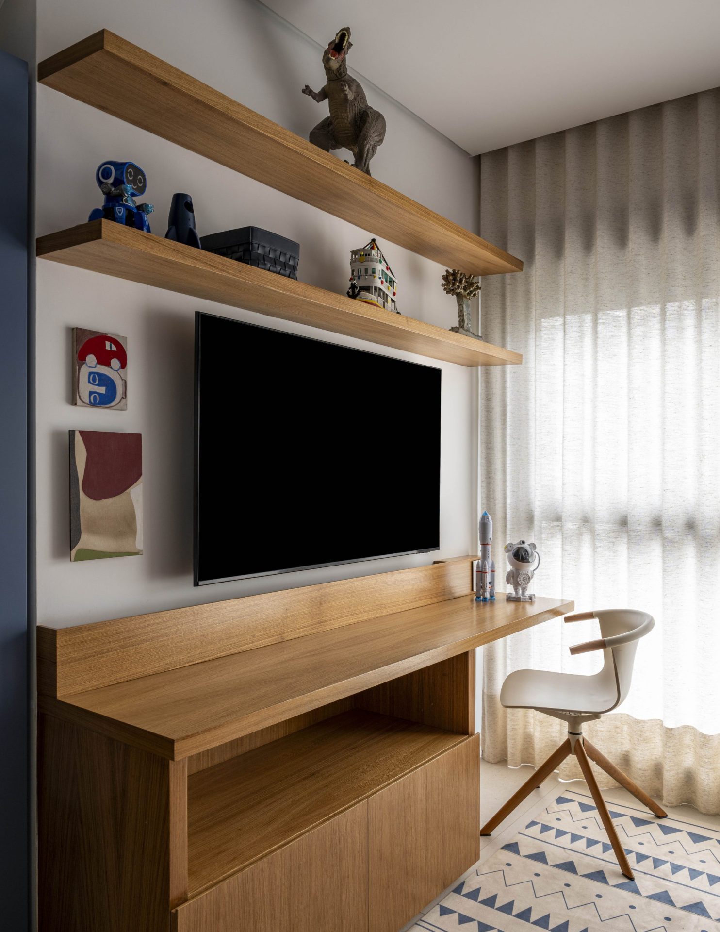 na foto quarto de menino com escrivaninha de madeira