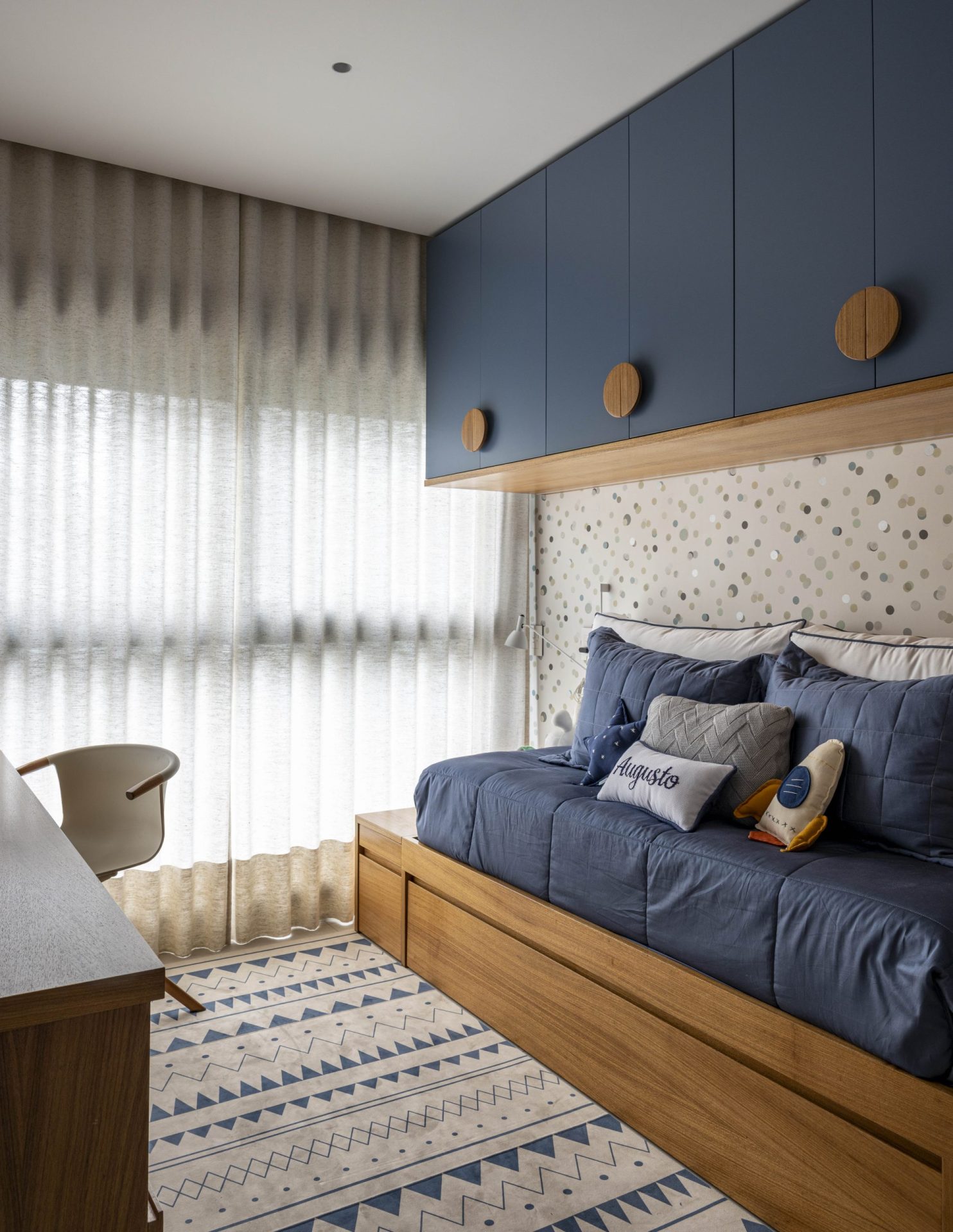 na foto quarto infantil de menino na cor azul e marcenaria