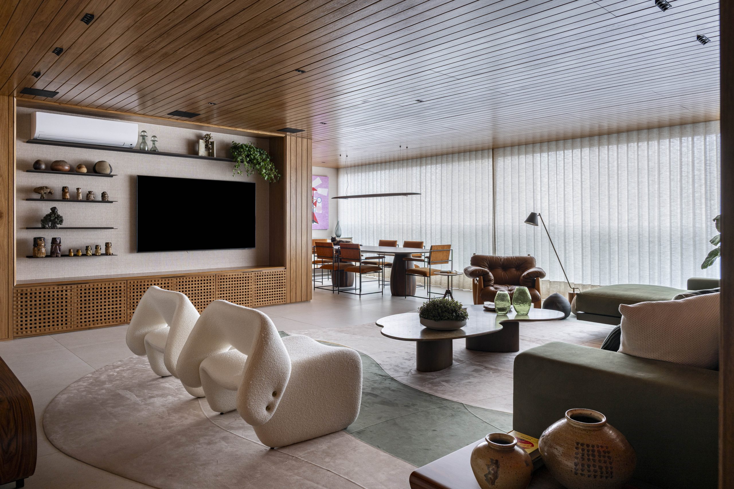 na foto ampla sala com living e sala de jantar