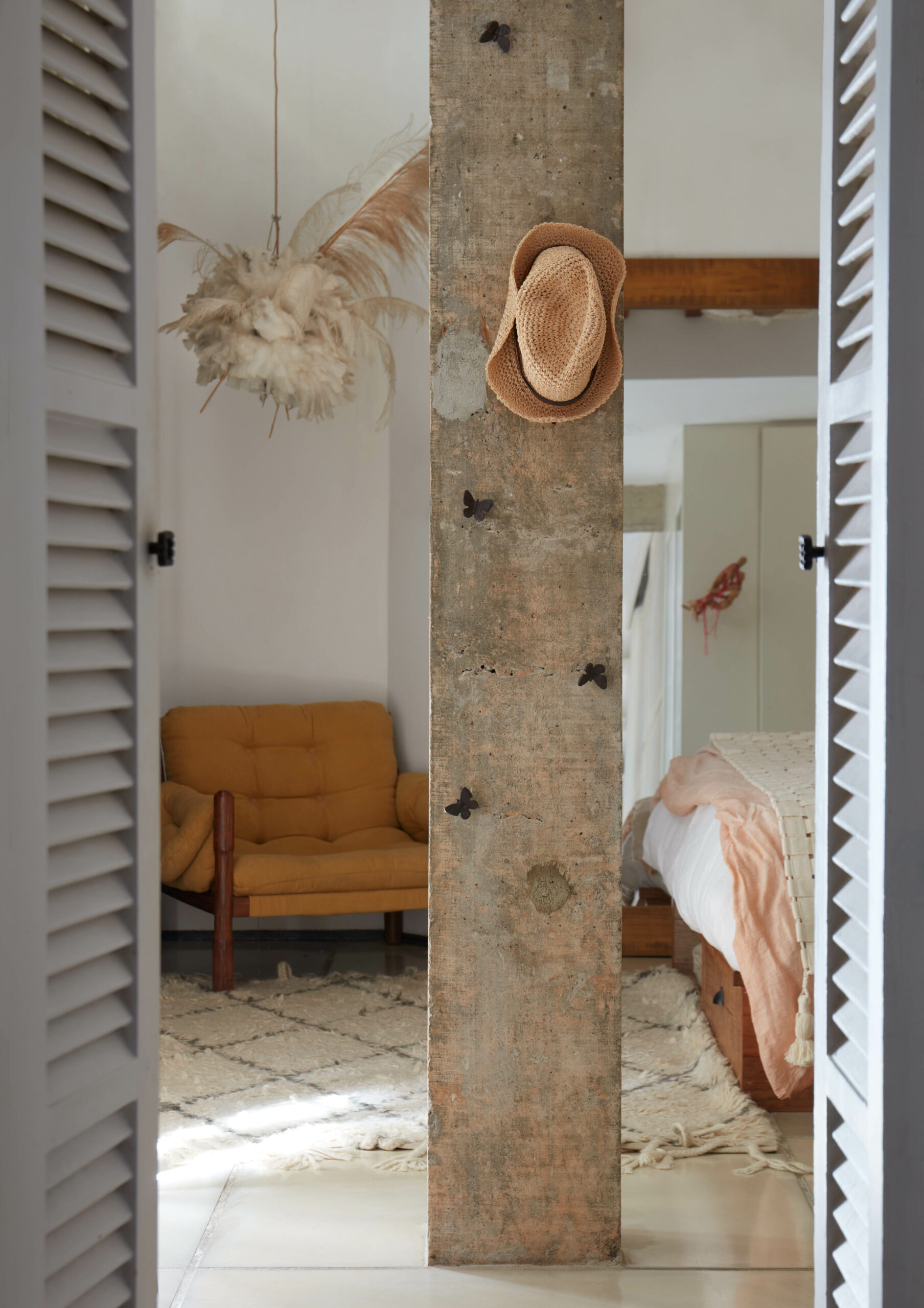 na foto quarto de apartamento com viga a mostra