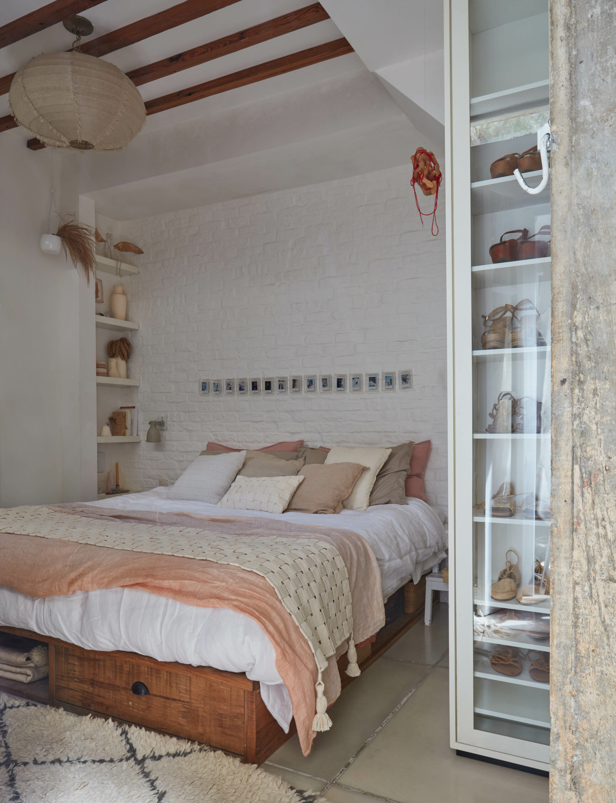 na foto quarto de apartamento com sancas de gesso na parede