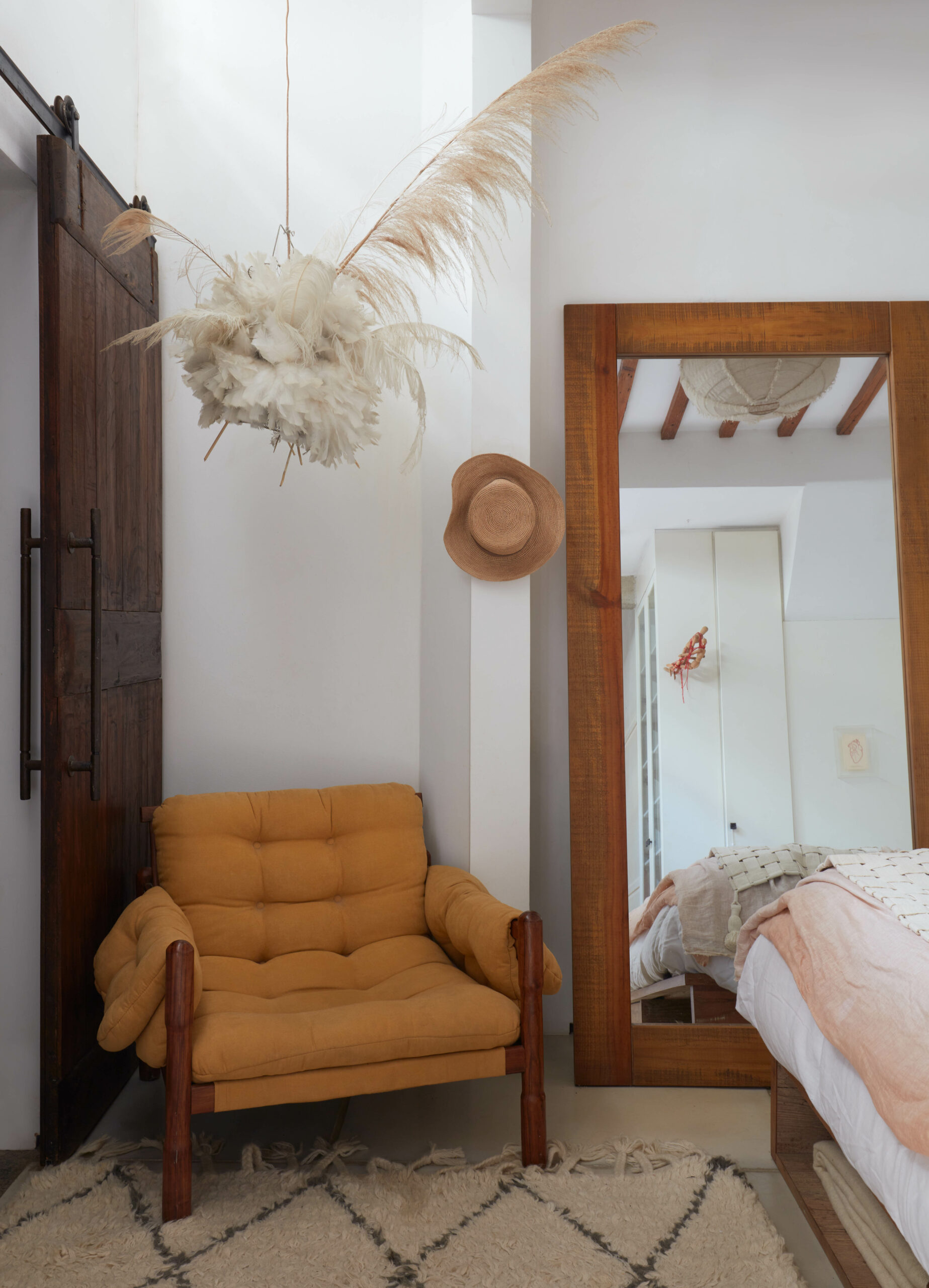 na foto quarto com poltrona de couro marrom 