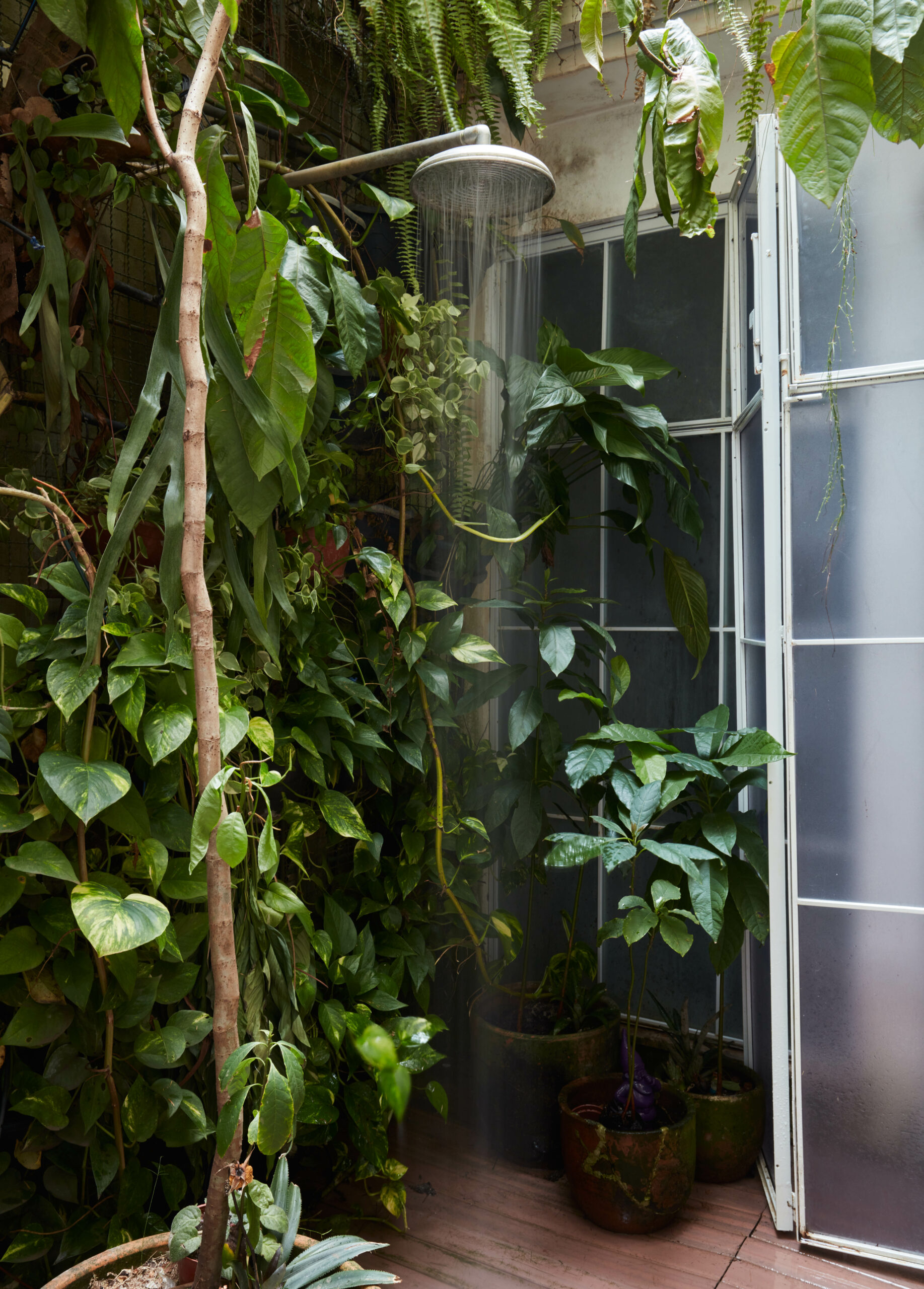 na foto chuveirão em área externa de apartamento