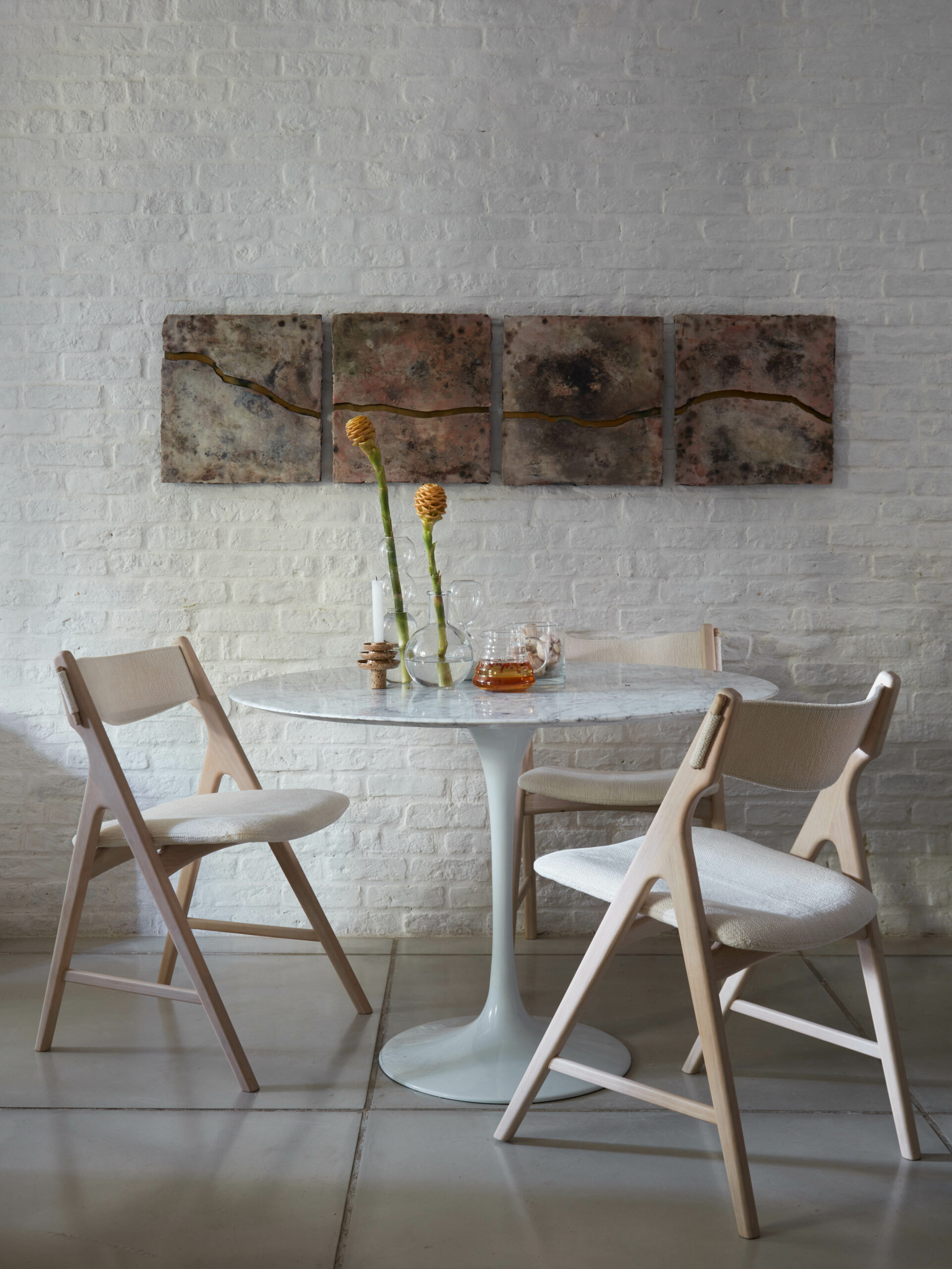 na foto ambiente de apartamento com mesa e duas cadeiras