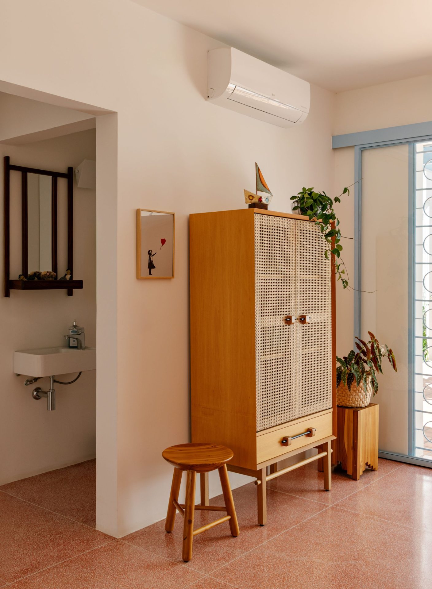 na foto armário Tramela em cozinha de casa de vila