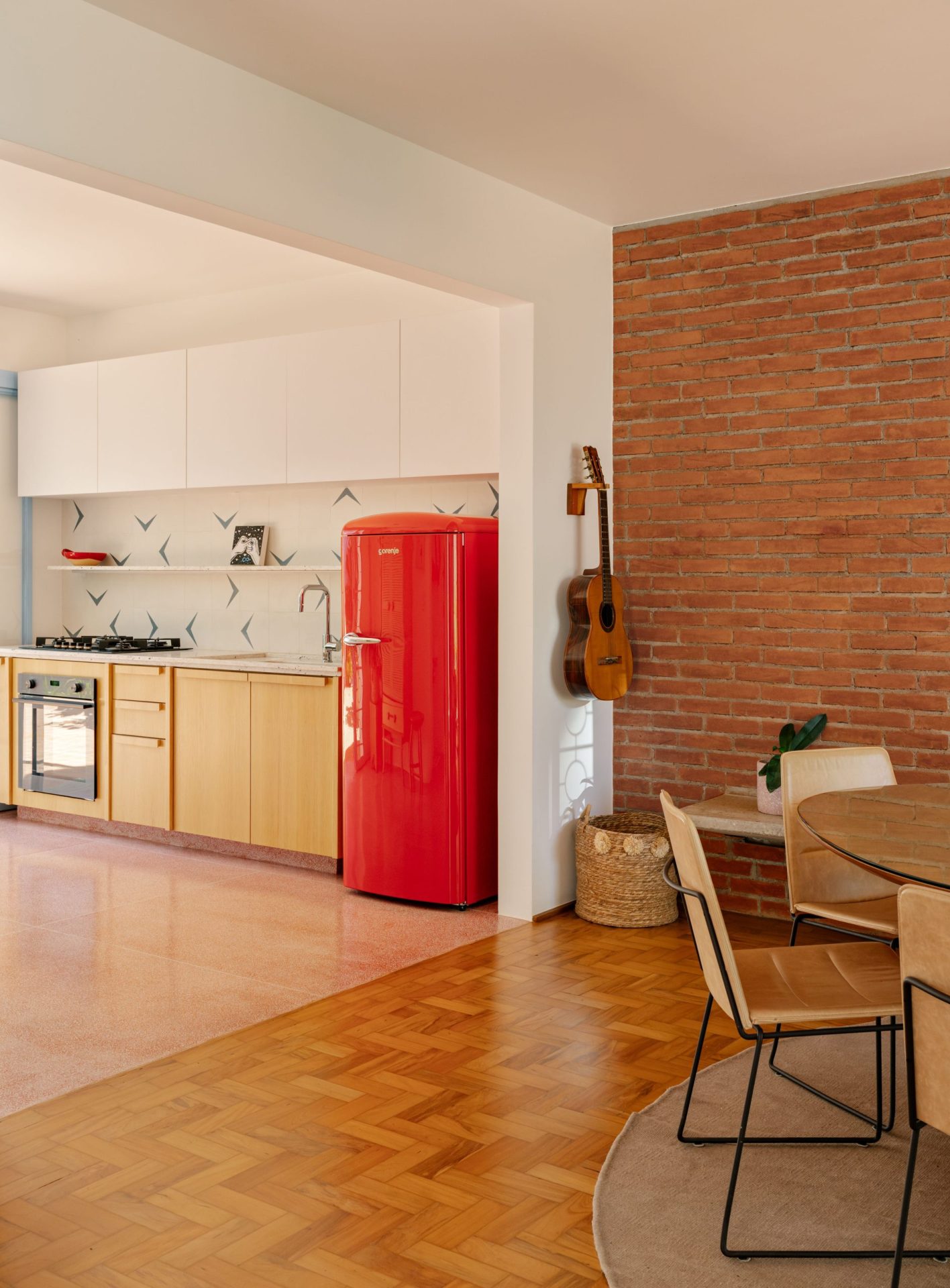 cozinha e parte da sala de jantar de casa de vila dos anos 1950