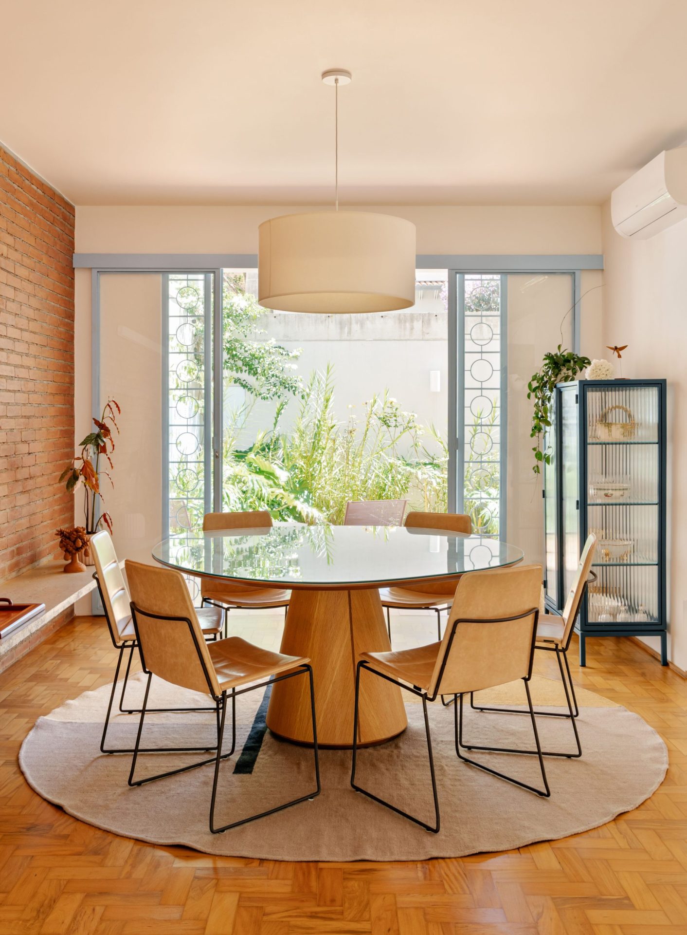 na foto sala de jantar com mesa, armário e lustre