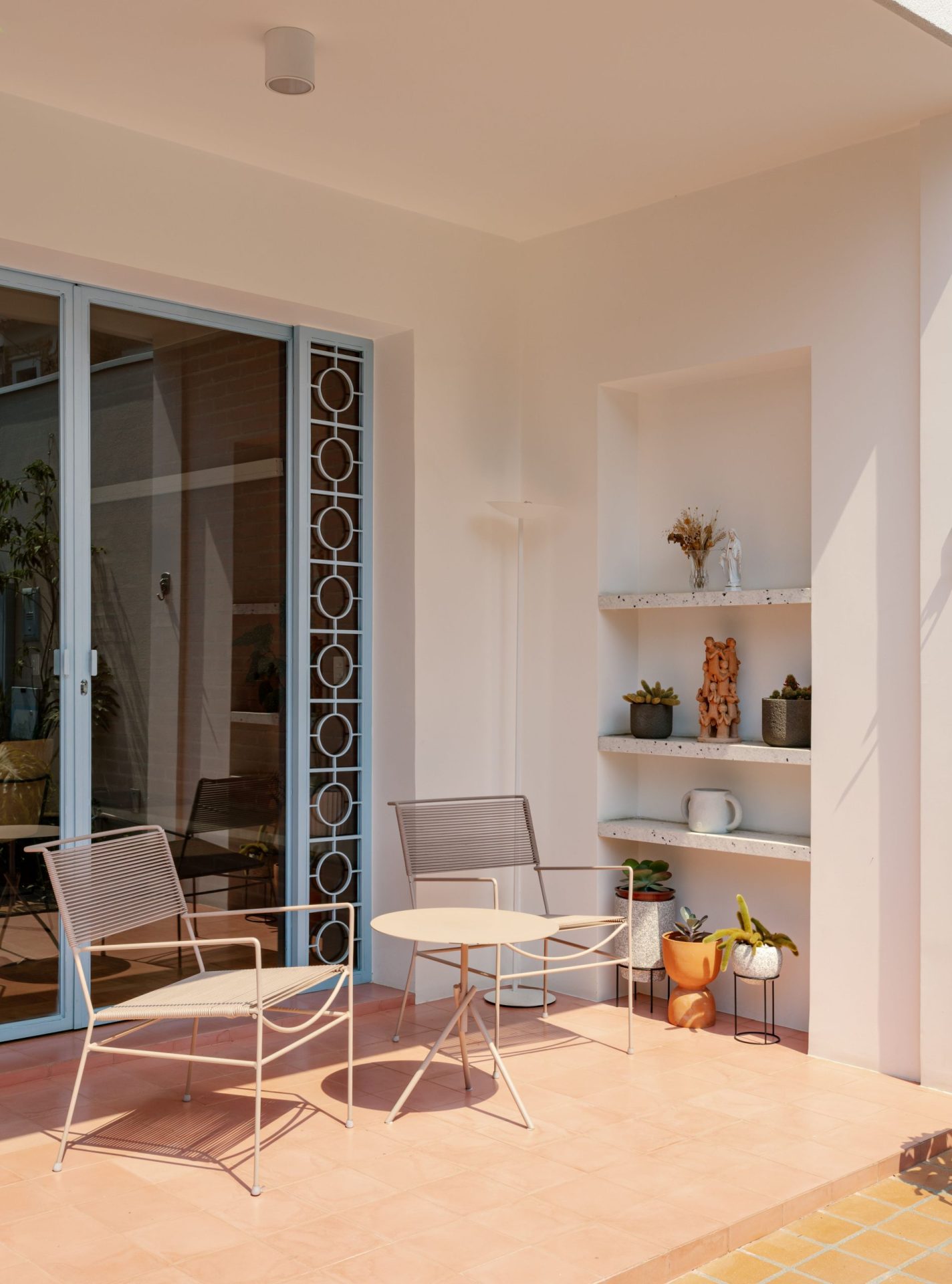 na foto varanda de casa de vila com duas cadeiras e uma mesinha