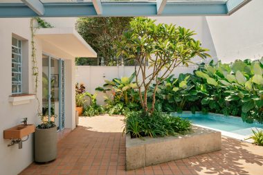 na foto quintal de casa de vila com piscina e árvores