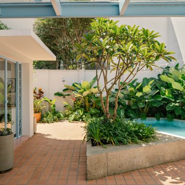 na foto quintal de casa de vila com piscina e árvores