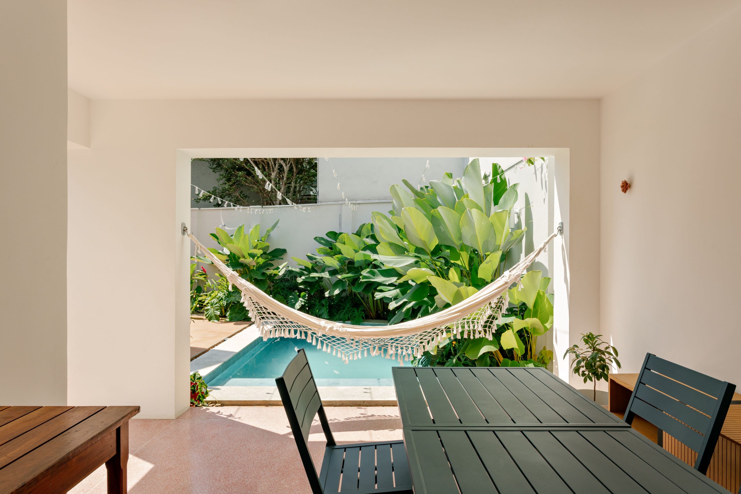 na foto interior de casa de vila com um espaço com mesa e uma rede