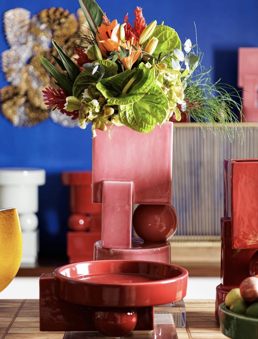 na foto peças decorativas de cerâmica e porcelana