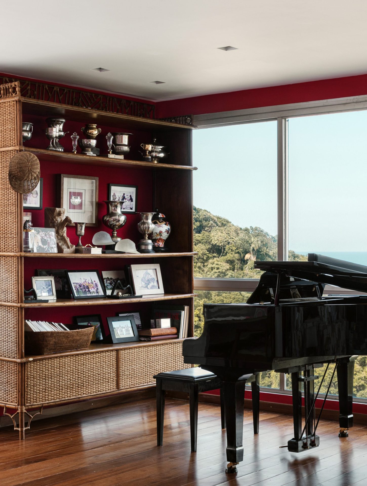 na foto sala com piano preto e estante