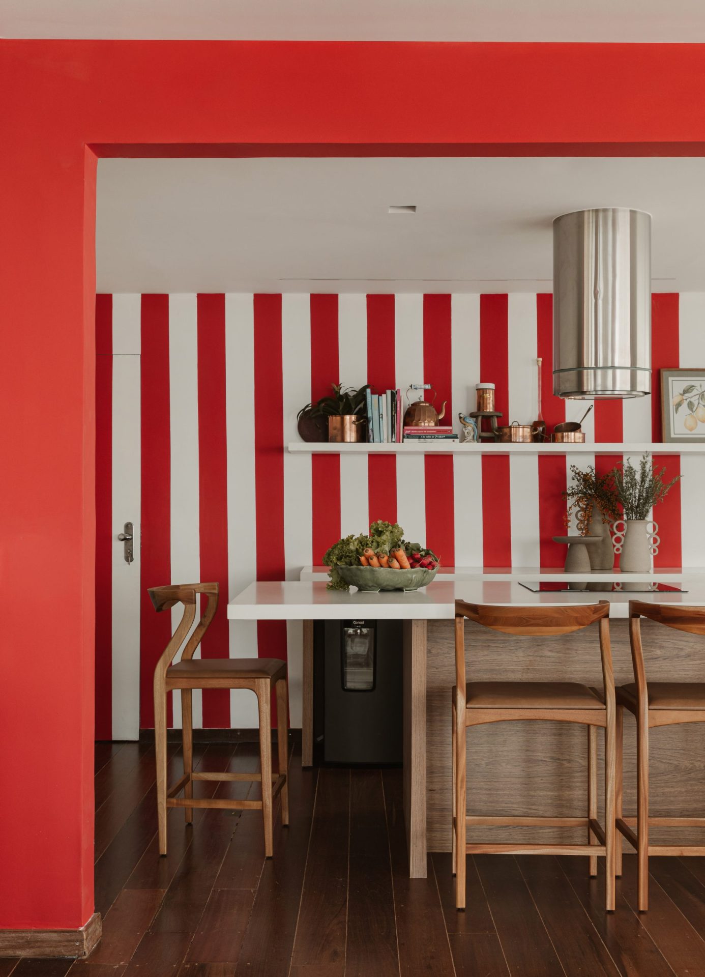 na foto espaço goumet com parede pintada em branco e vermelho