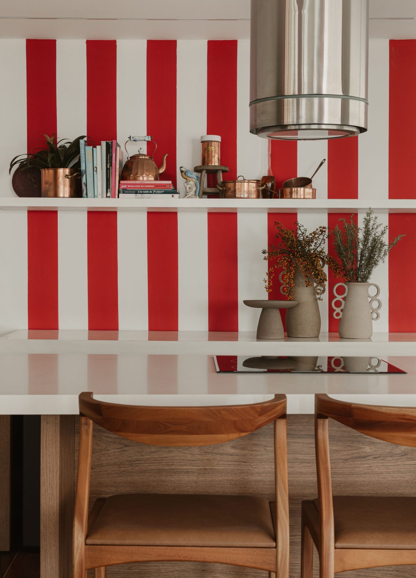 na foto espaço gourmet de apartamento com parede pintada com listras brancas e vermelhas