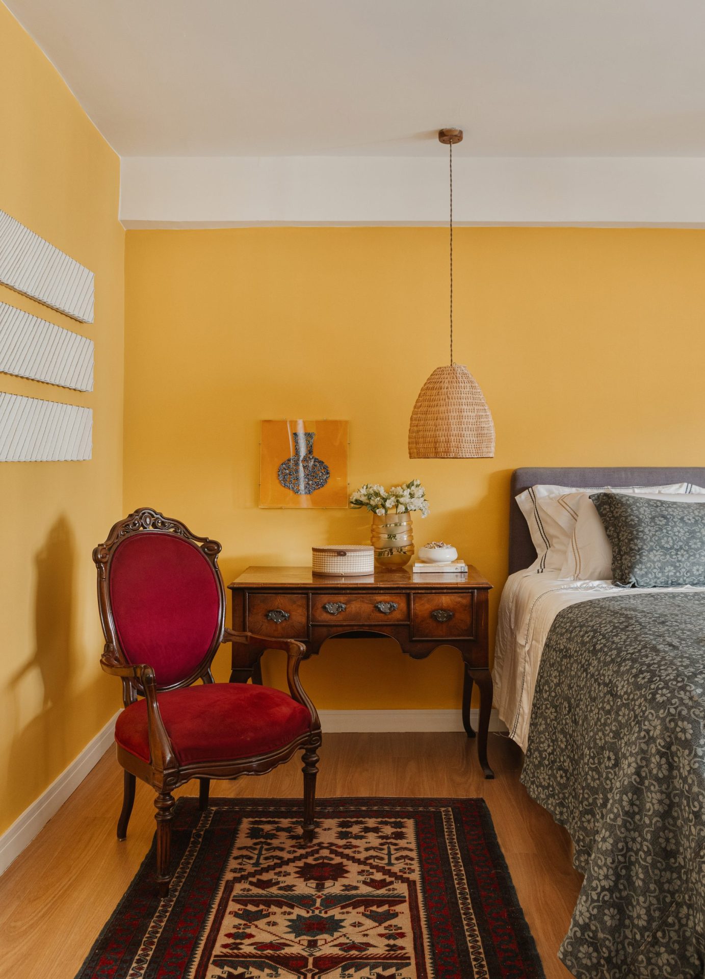 na foto suíte de casal. quarto com paredes em amarelo e cama