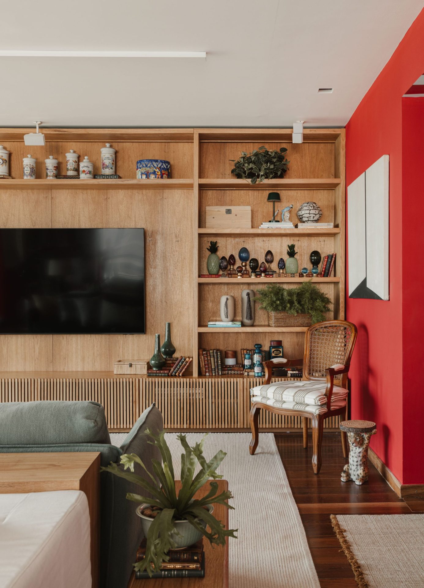 na foto sala com TV na parede e nichos de madeira