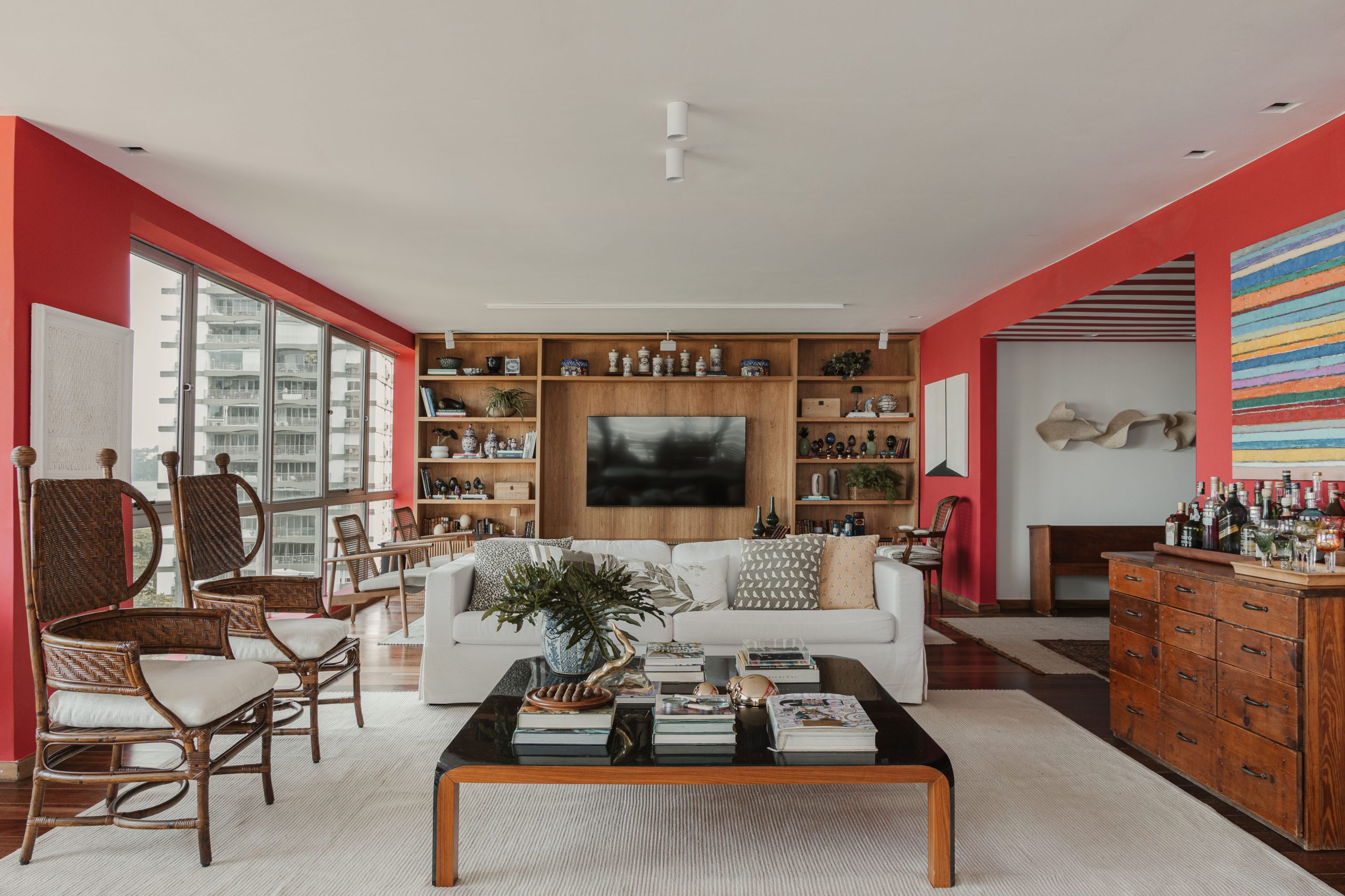 Cores marcantes e obras de arte valorizam apartamento no Rio