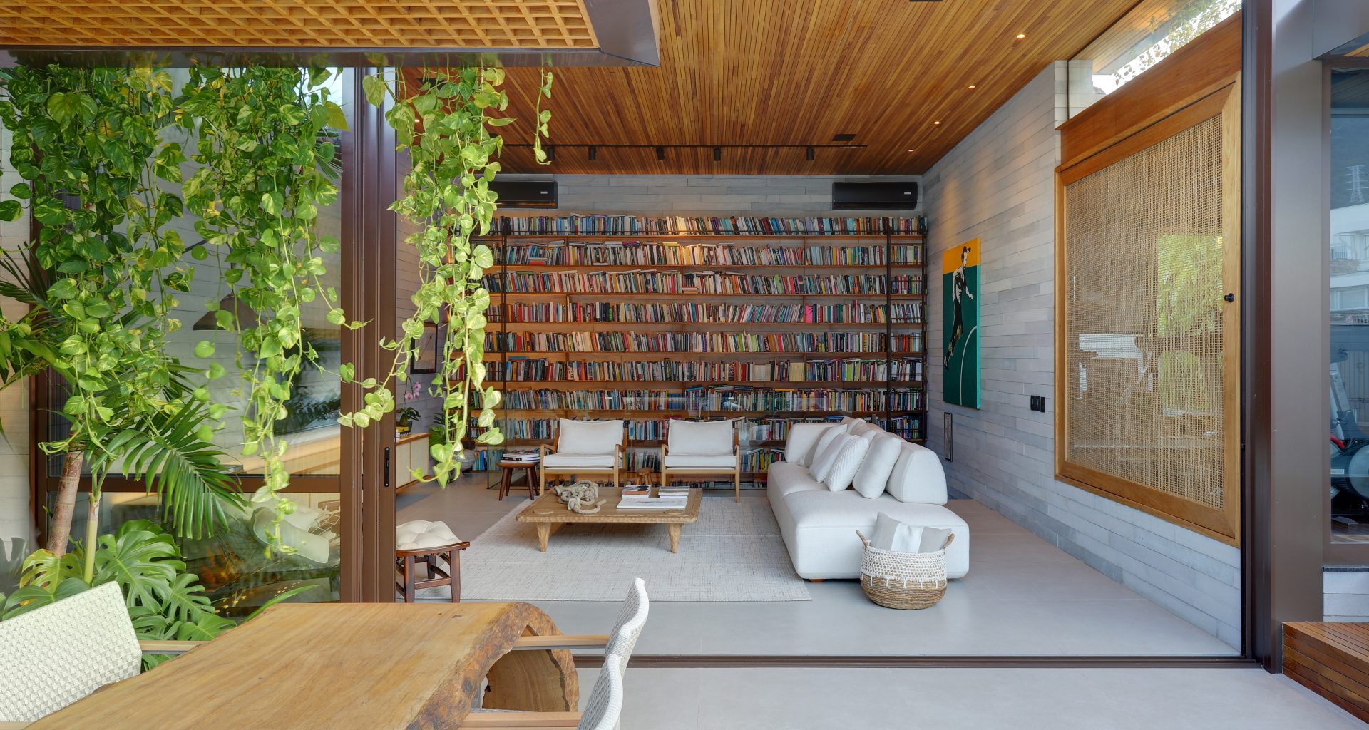 na foto cobertura de apartamento. uma sala, grande cobertura com área de convivência.