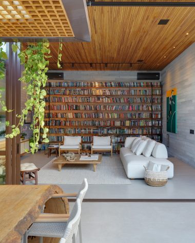 na foto cobertura de apartamento. uma sala, grande cobertura com área de convivência.