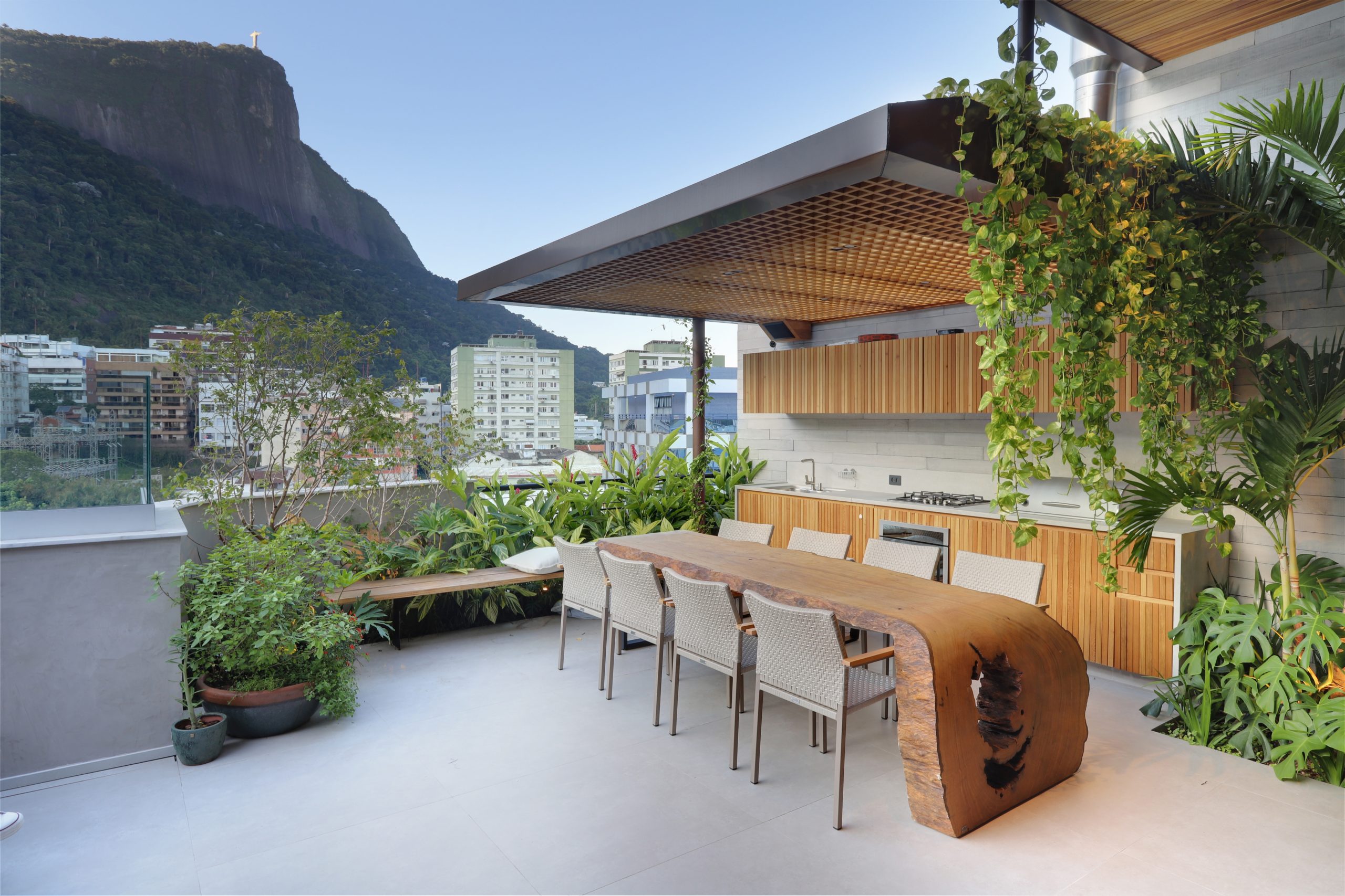 na foto cobertura com área gourmet ao ar livre e vista para o Cristo Redentor