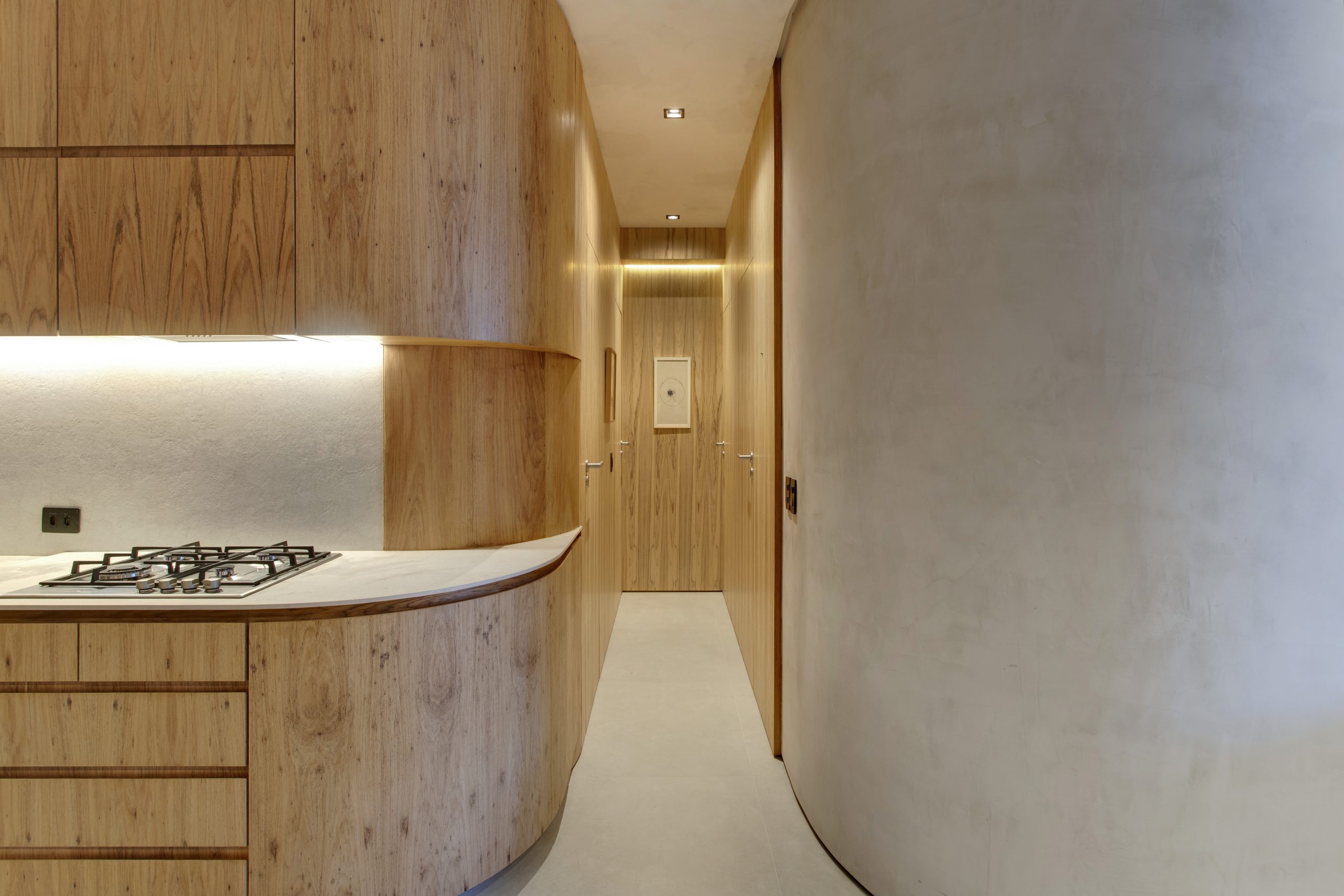 na foto interior de apartamento com paredes curvas