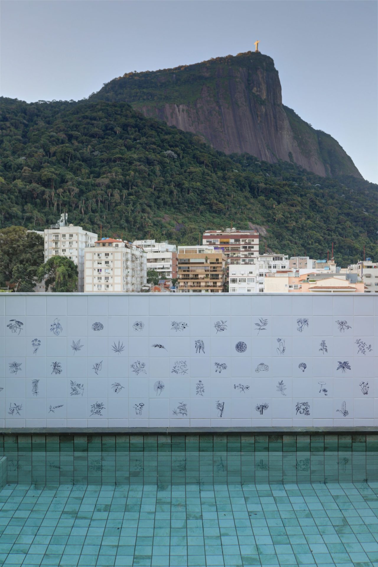 na foto vista para o Cristo Redentor de cobertura de apartamento no Horto