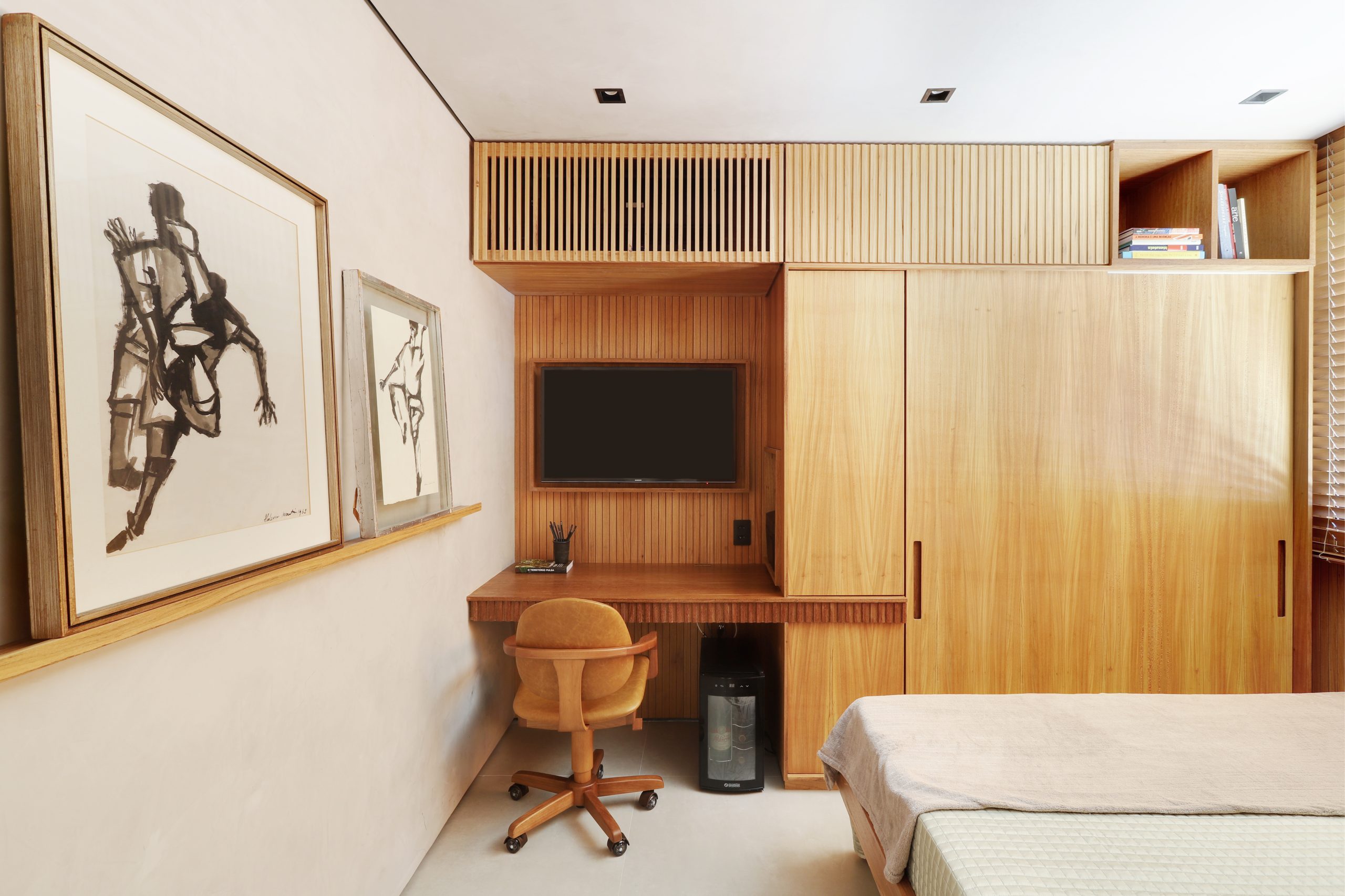 na foto quarto com mesa de trabalho