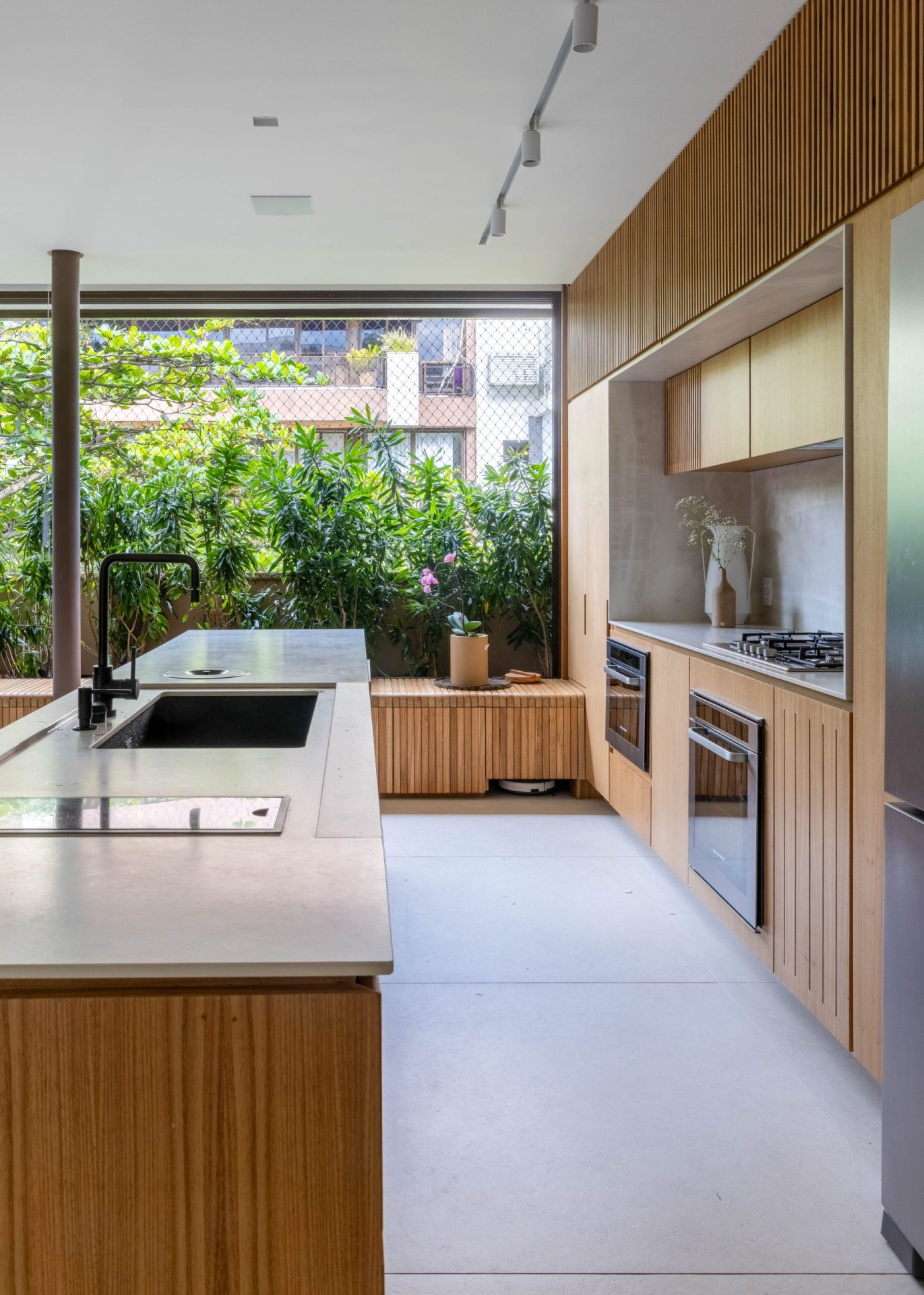 na foto cozinha de cobertura duplex. móveis em madeira,