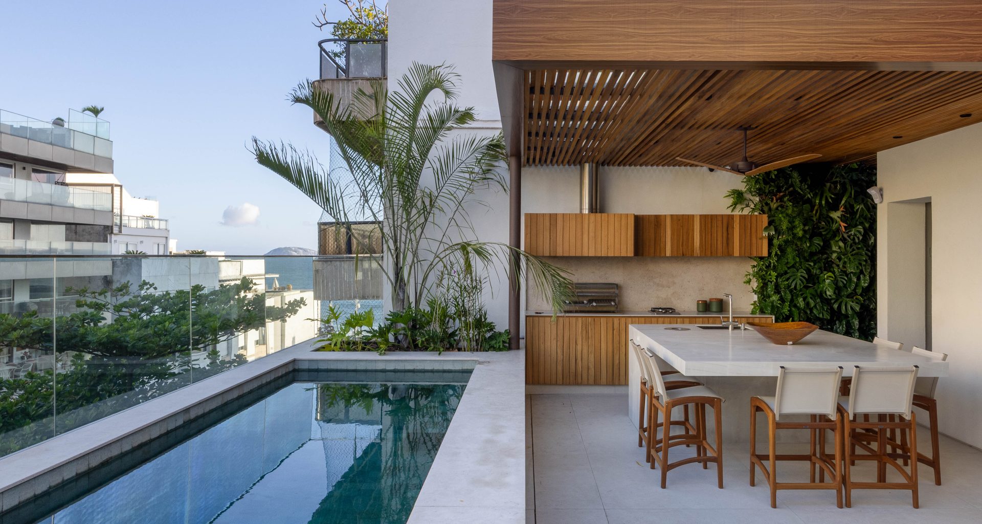 na foto cobertura com piscina e área gourmet
