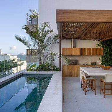 na foto cobertura com piscina e área gourmet