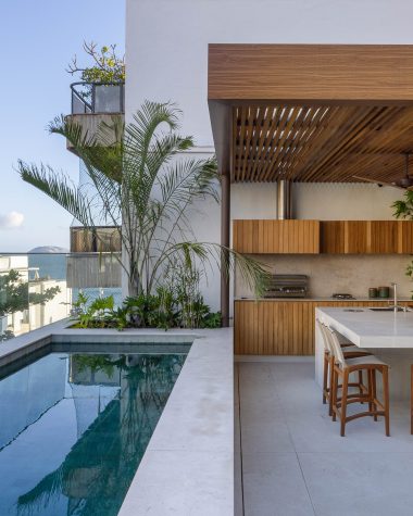 na foto cobertura com piscina e área gourmet