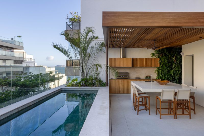 na foto cobertura com piscina e área gourmet