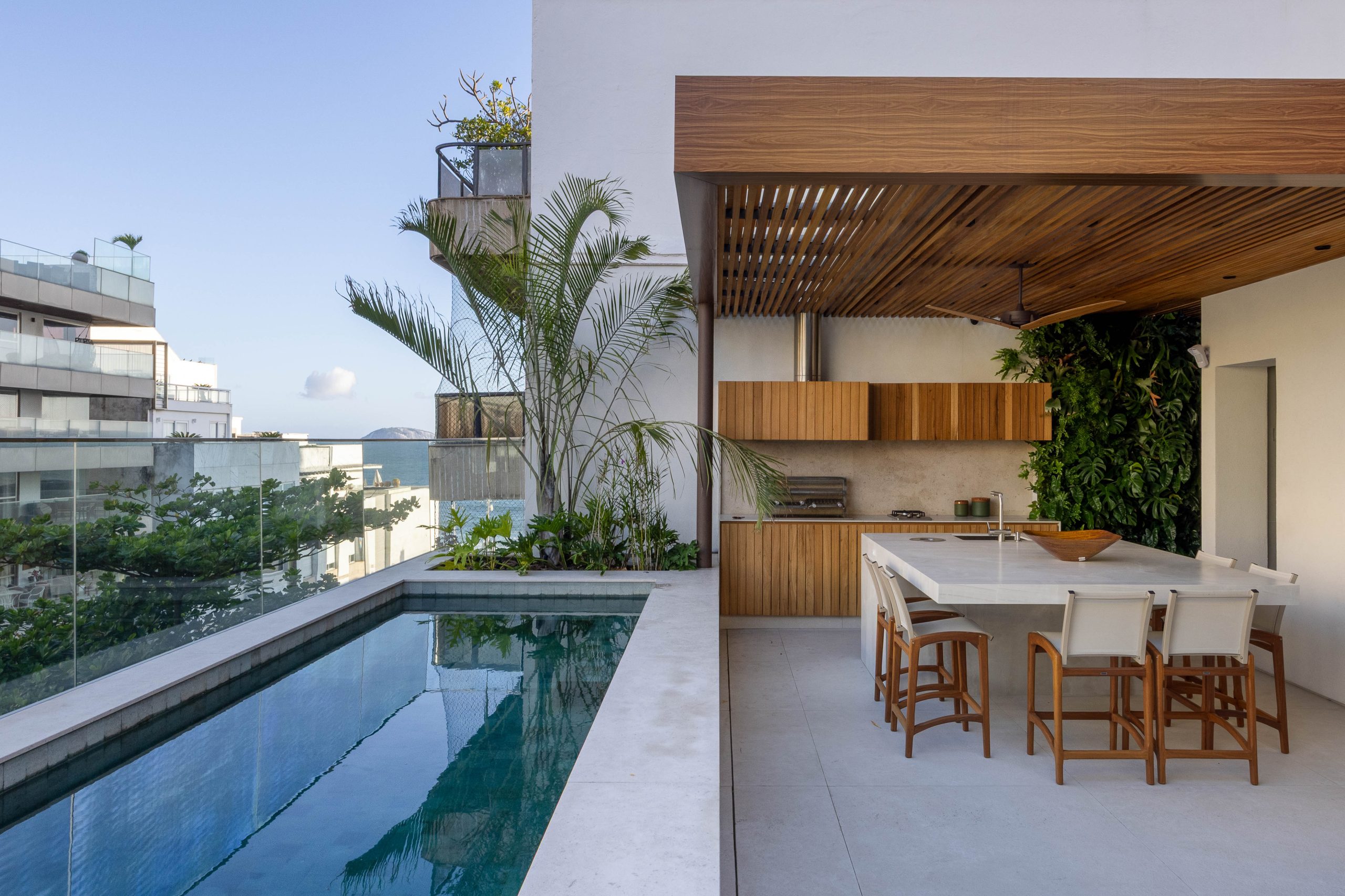 Cobertura ganha atmosfera de refúgio urbano contemporâneo