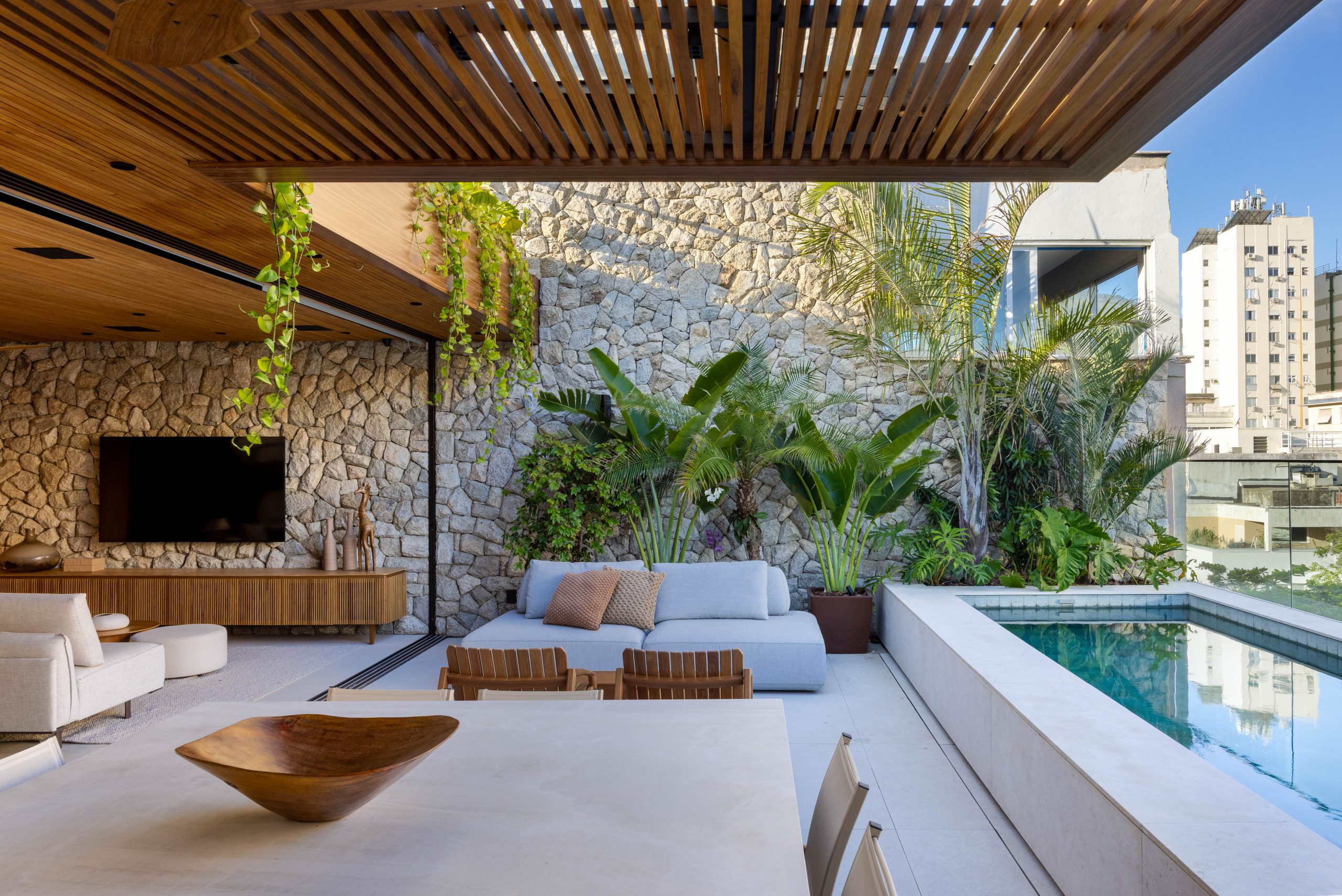 na foto piscina e área gourmet de cobertura duplex