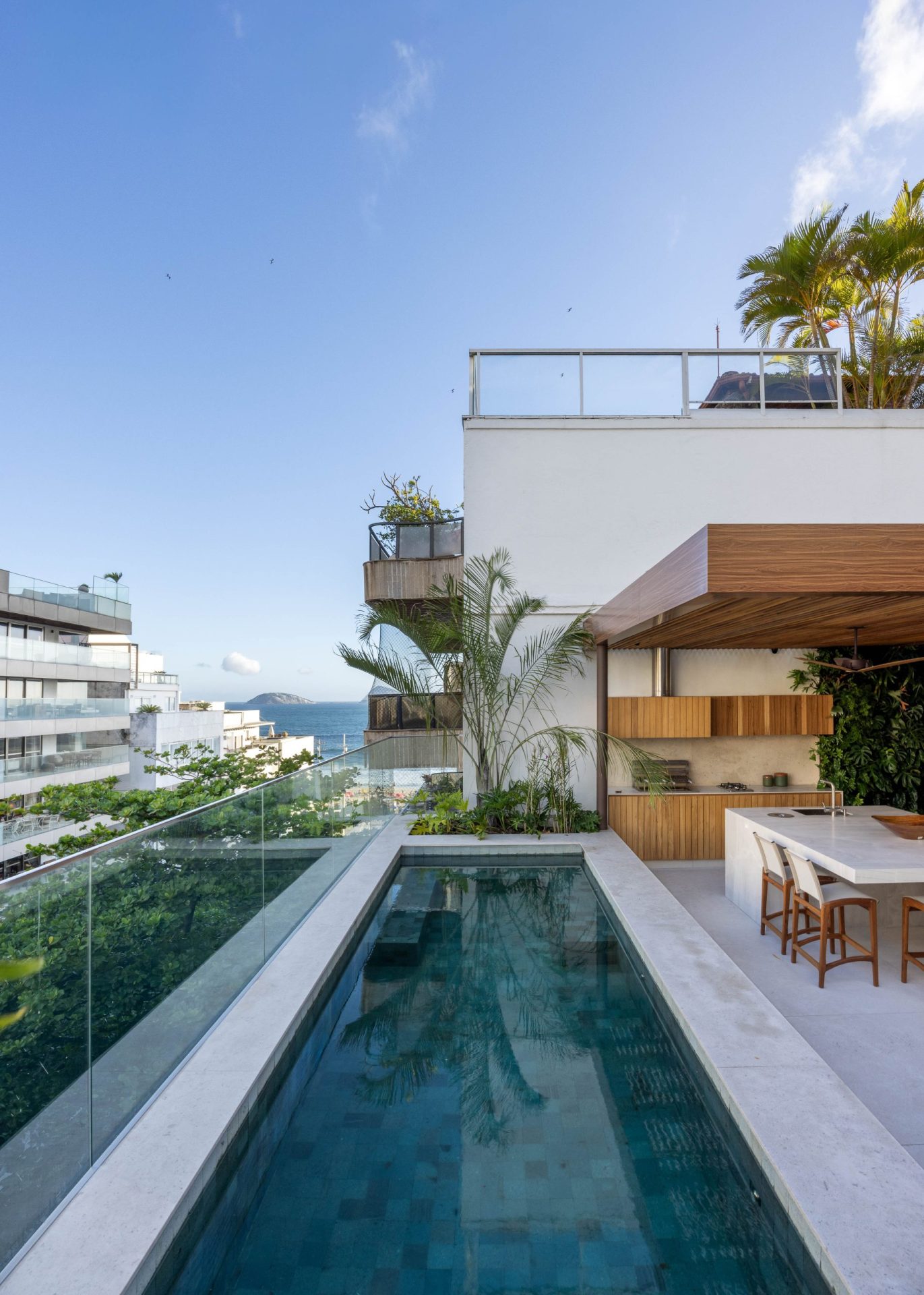 na foto piscina de cobertura duplex com vista para o mar