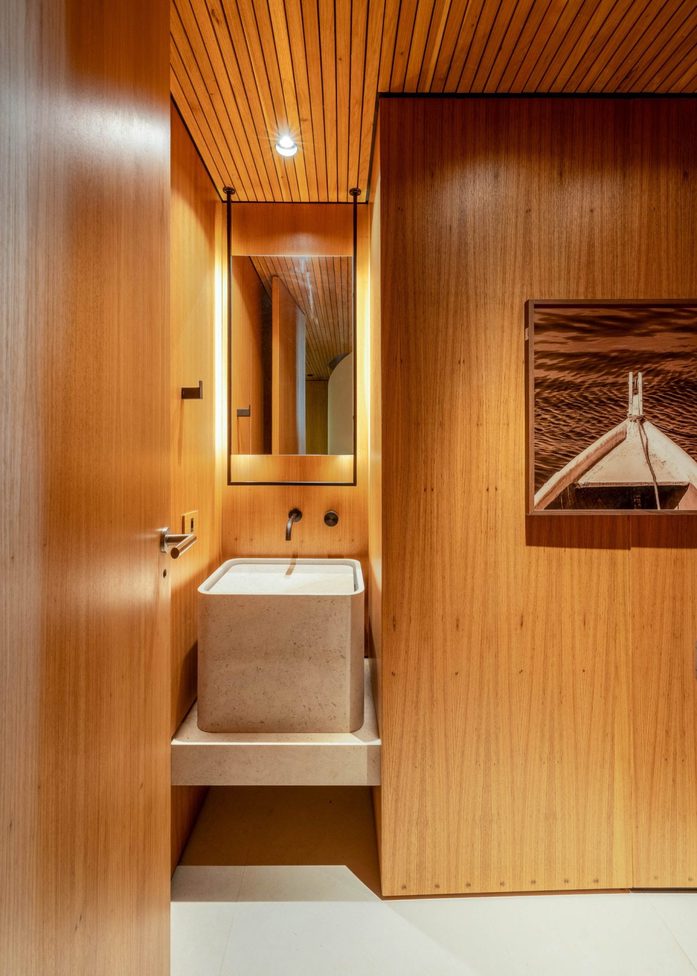 na foto lavabo. destaque para a madeira