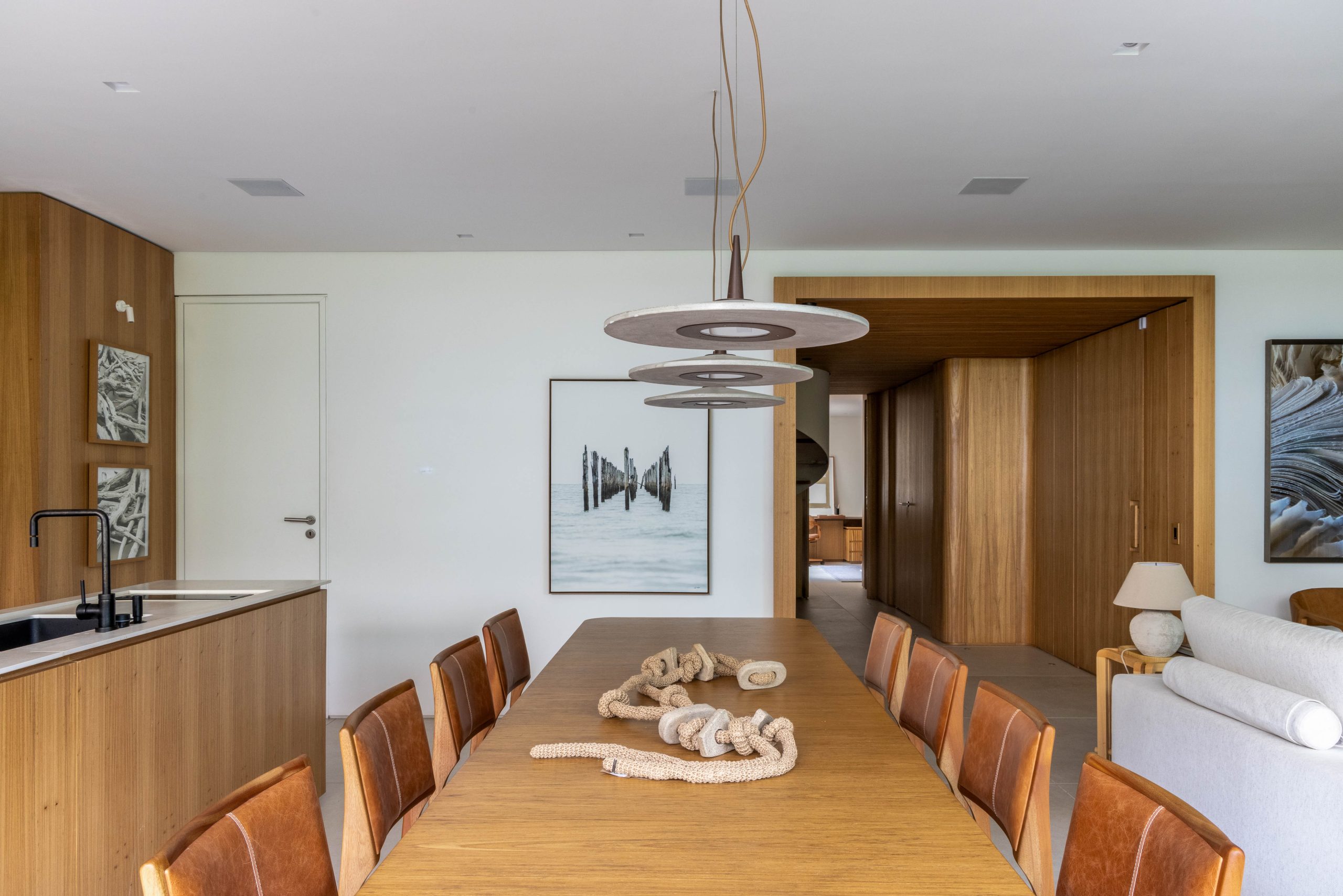 na foto sala de jantar com móveis em madeira