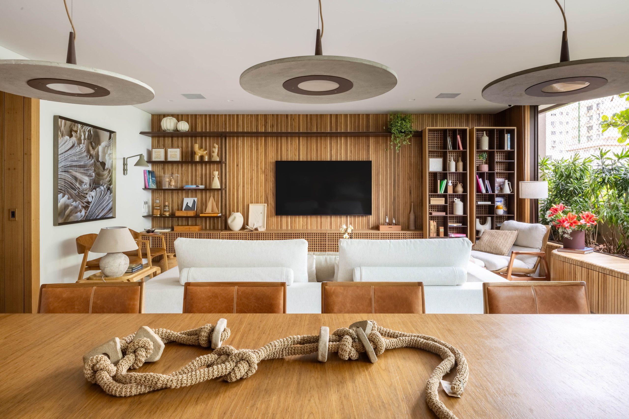 na foto sala de tv e jantar integradas em cobertura duplex