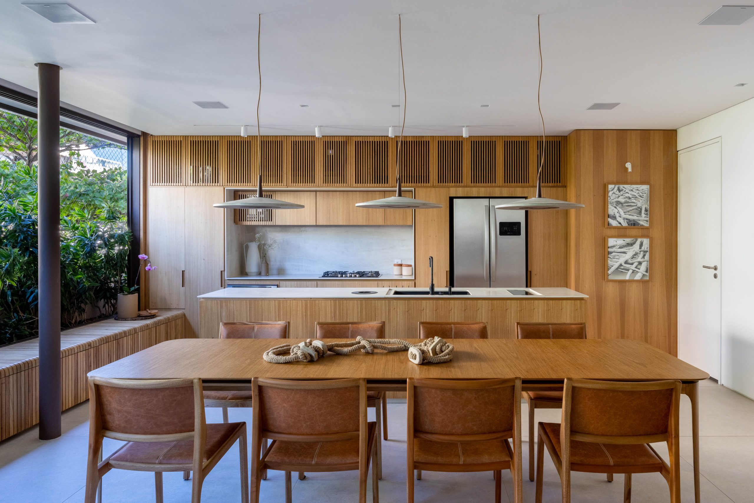 na foto sala de jantar e cozinha integradas em cobertura duplex